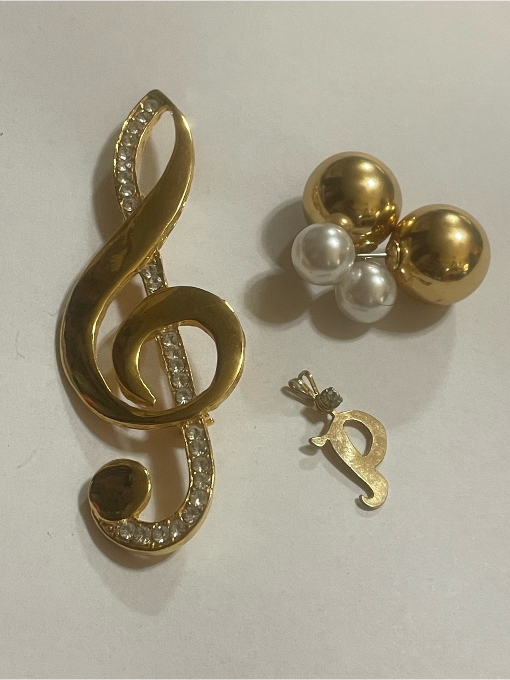 Musical Treble Clef Pin, Faux Pearl Ball Earrings & “P” Charm #8873